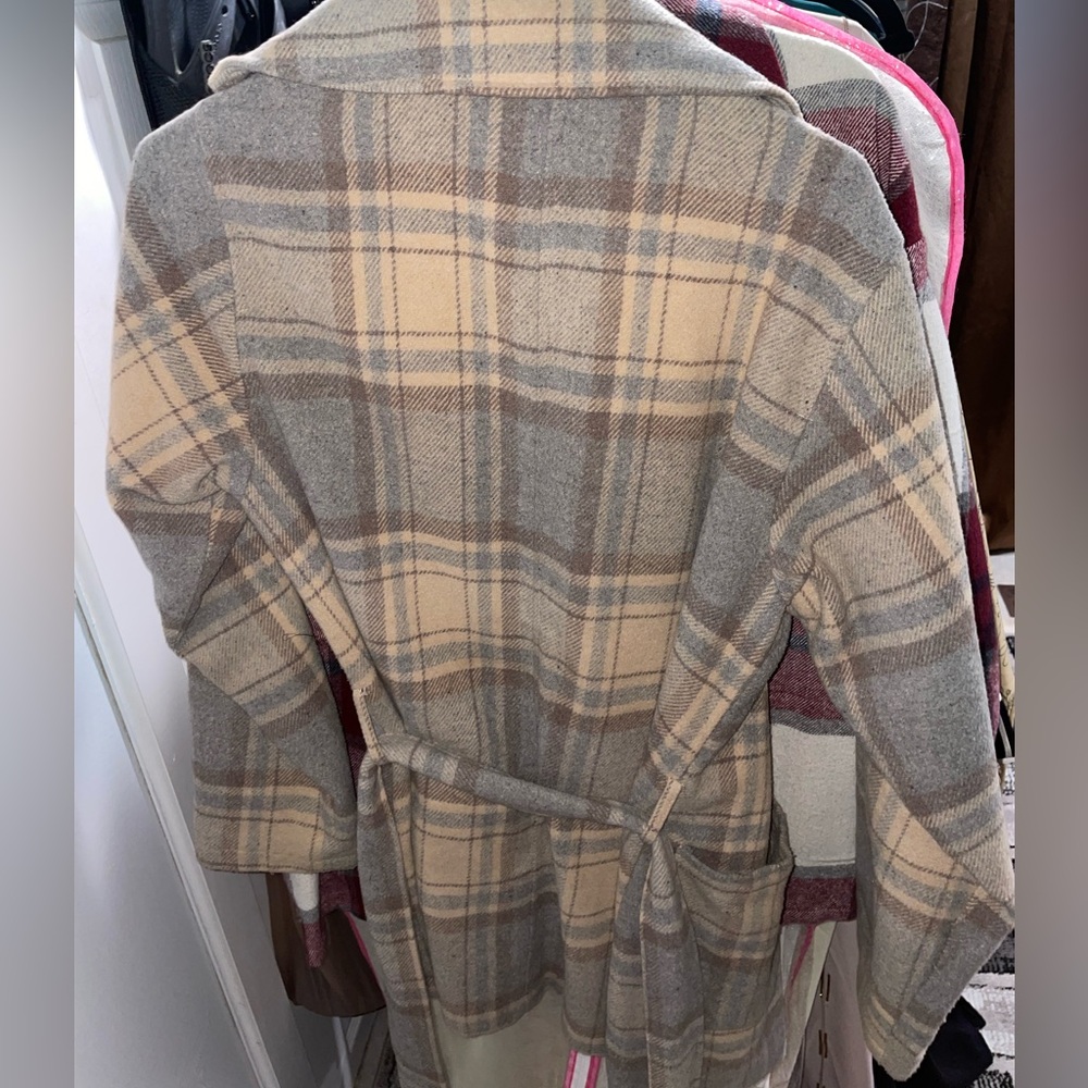 Coat 🧥 - Picture 2 of 3